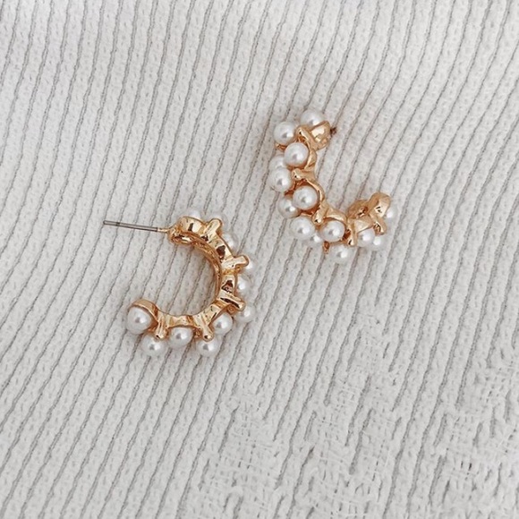 ✨🆕 "Darla" Pearl Earrings - Picture 3 of 6